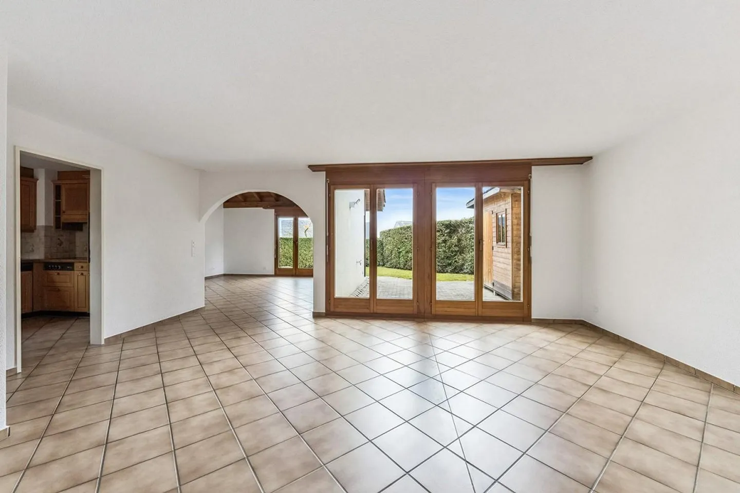 Spazio per i sogni: Casa a schiera angolare con giardino, grande seminterrato e doppio garage - Foto 3 di 13