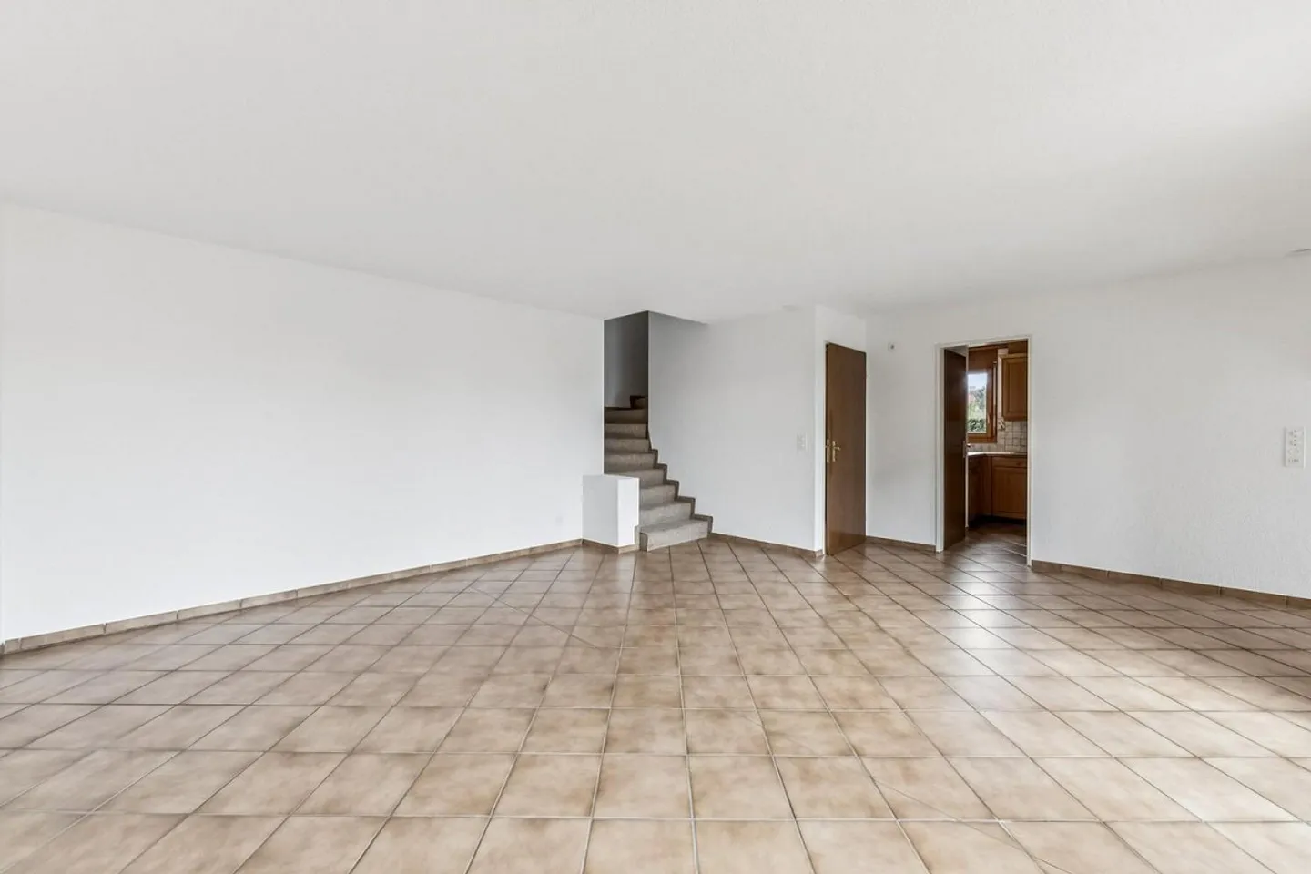 Spazio per i sogni: Casa a schiera angolare con giardino, grande seminterrato e doppio garage - Foto 8 di 13