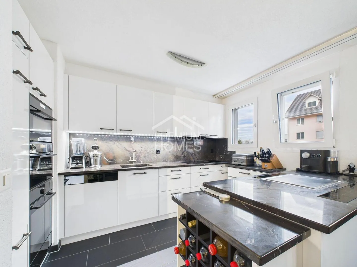 Appartement rénové avec style dans un cadre verdoyant idyllique - Photo 3 sur 7