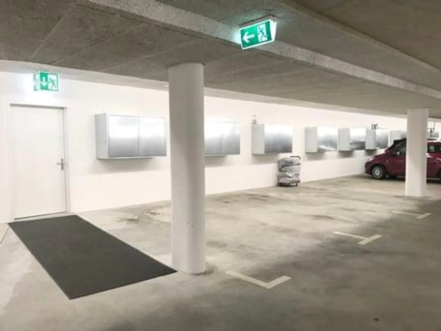 Parkplätze an der Aarestrasse - Foto 2 von 2