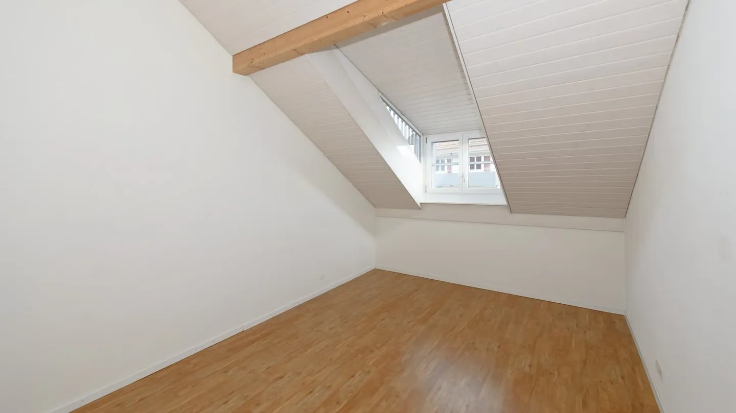 Grosszügige und helle  3 ½-Zimmer Dachwohnung am Rande des alten Dorfkerns von Elgg - Foto 10 von 11