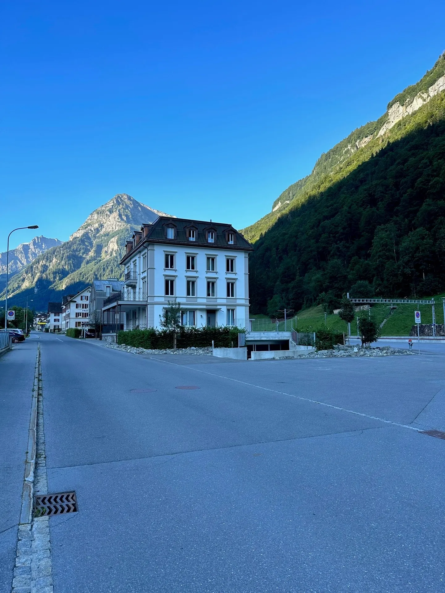 Modernes Wohnen inmitten der Glarner Bergwelt - Foto 2 von 9