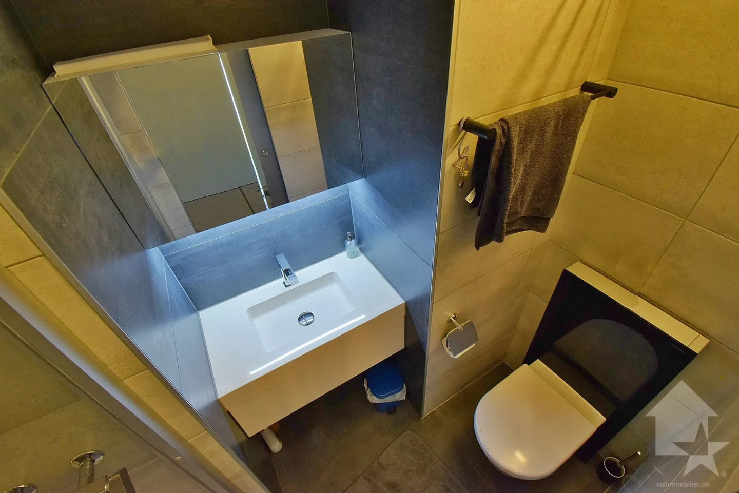 Appartamento ristrutturato di 4,5 stanze con box e parcheggio esterno - Foto 13 di 16