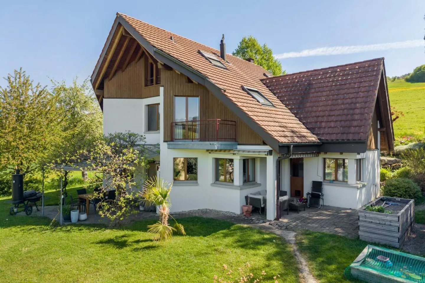 Detached 6.5-room single-family house on the edge of the settlement with plenty of privacy and a magnificent view into the Mettau Valley - Photo 1 of 24
