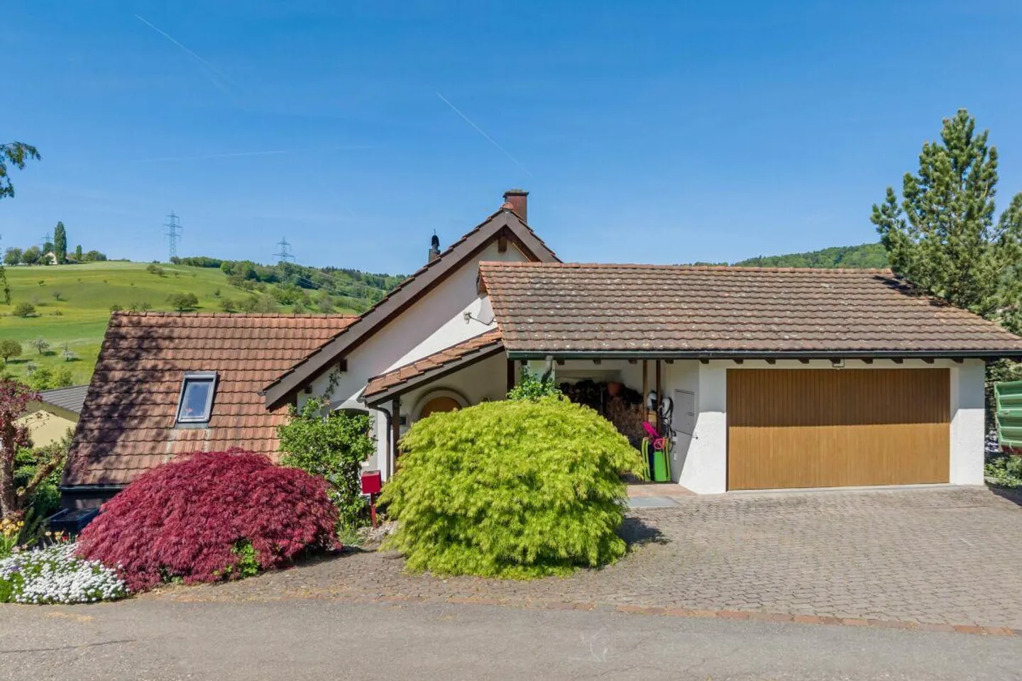 Detached 6.5-room single-family house on the edge of the settlement with plenty of privacy and a magnificent view into the Mettau Valley - Photo 2 of 24