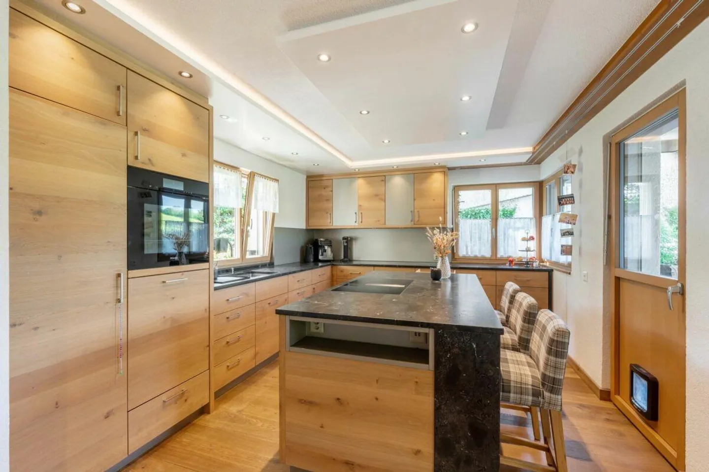 Detached 6.5-room single-family house on the edge of the settlement with plenty of privacy and a magnificent view into the Mettau Valley - Photo 5 of 24