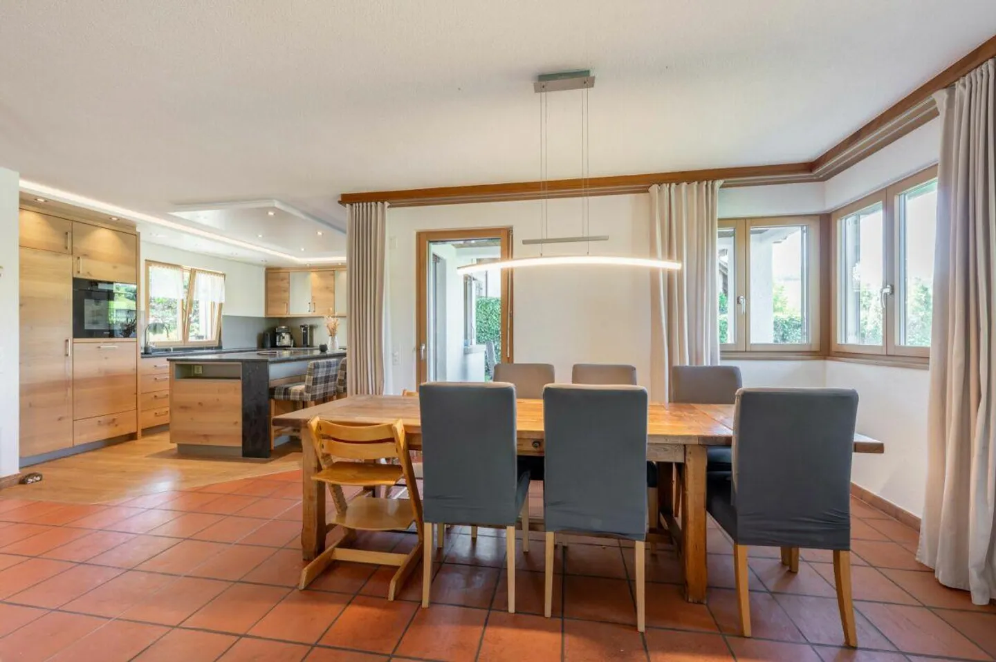 Detached 6.5-room single-family house on the edge of the settlement with plenty of privacy and a magnificent view into the Mettau Valley - Photo 6 of 24