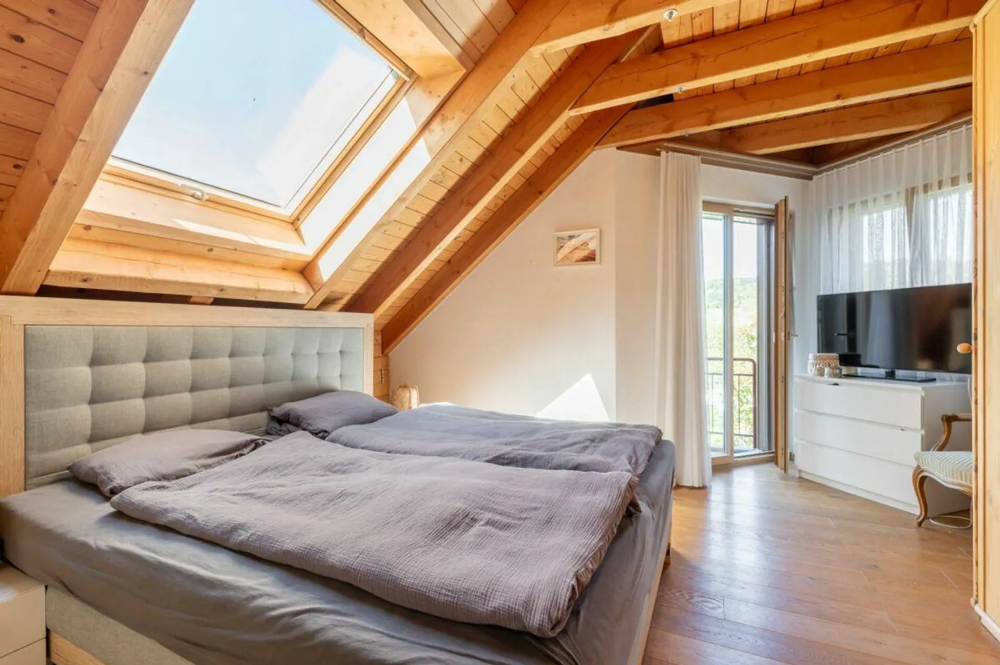 Detached 6.5-room single-family house on the edge of the settlement with plenty of privacy and a magnificent view into the Mettau Valley - Photo 11 of 24