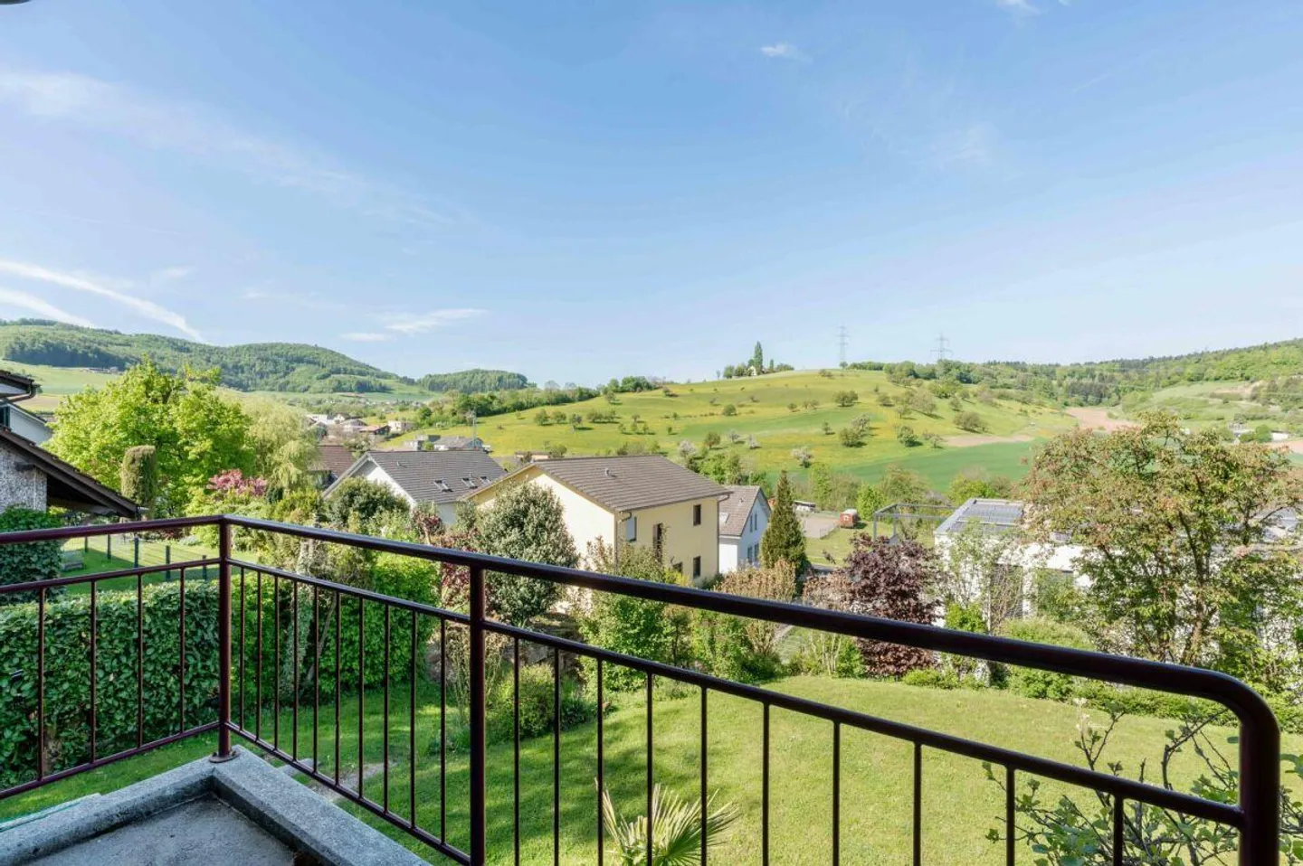 Detached 6.5-room single-family house on the edge of the settlement with plenty of privacy and a magnificent view into the Mettau Valley - Photo 12 of 24