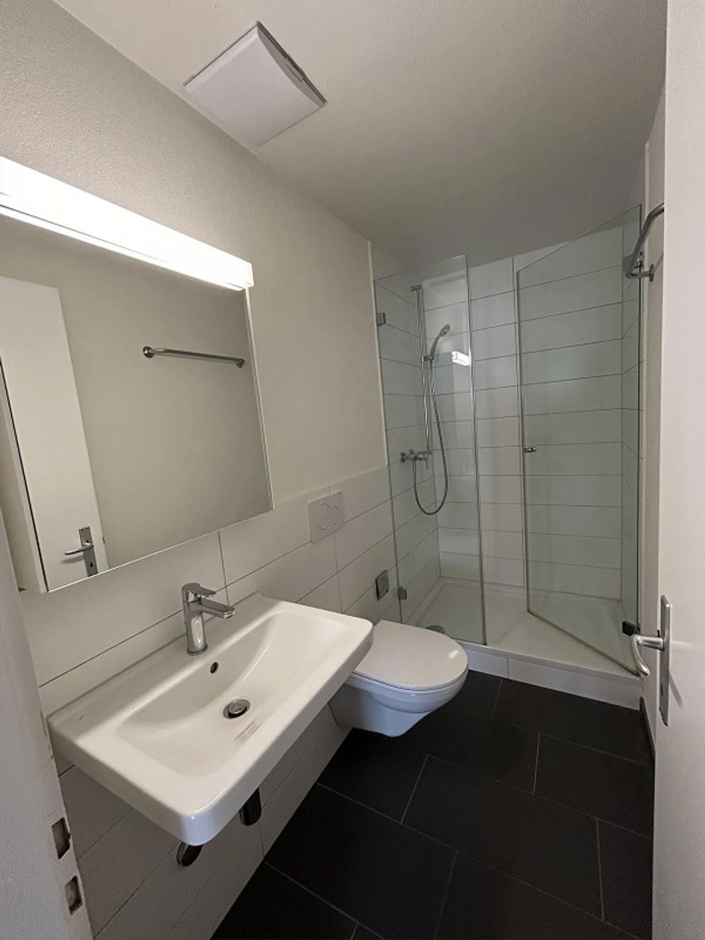 Appartement comme neuf dans un quartier résidentiel calme - Photo 3 sur 7