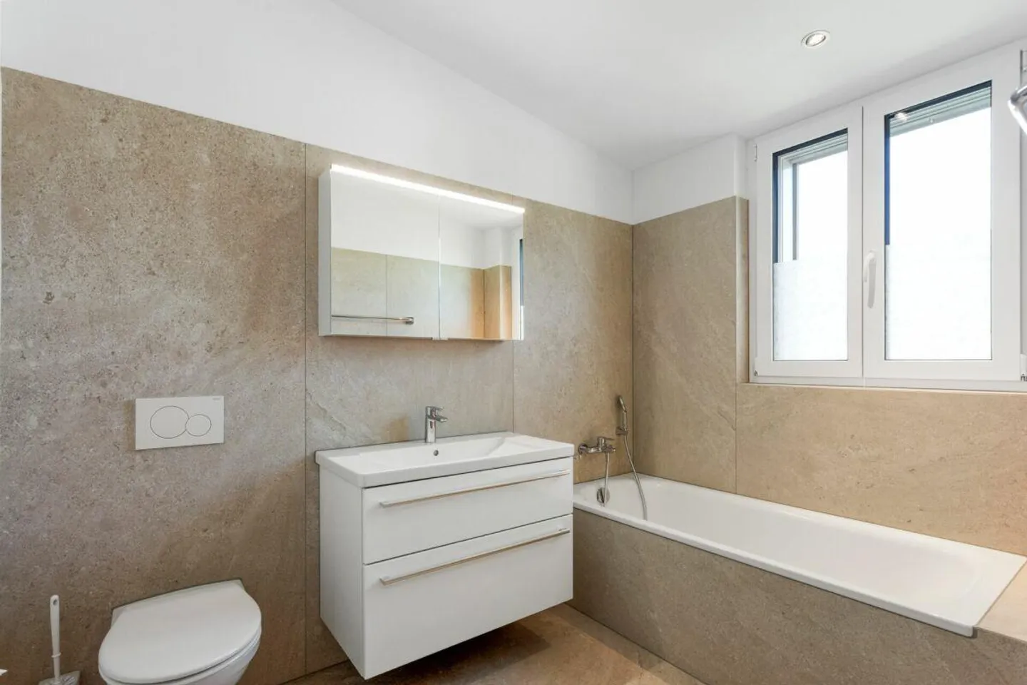Move in and feel good - Stylish 5.5-room penthouse apartment - Photo 7 of 9
