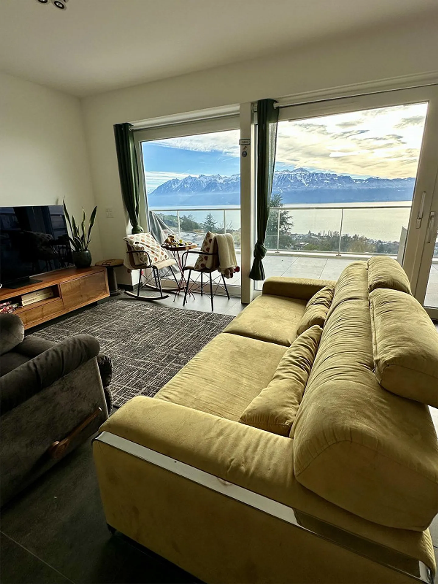 Modernes 4,5-Zimmer-Apartment mit atemberaubendem Seeblick – 3’8 - Foto 1 von 12
