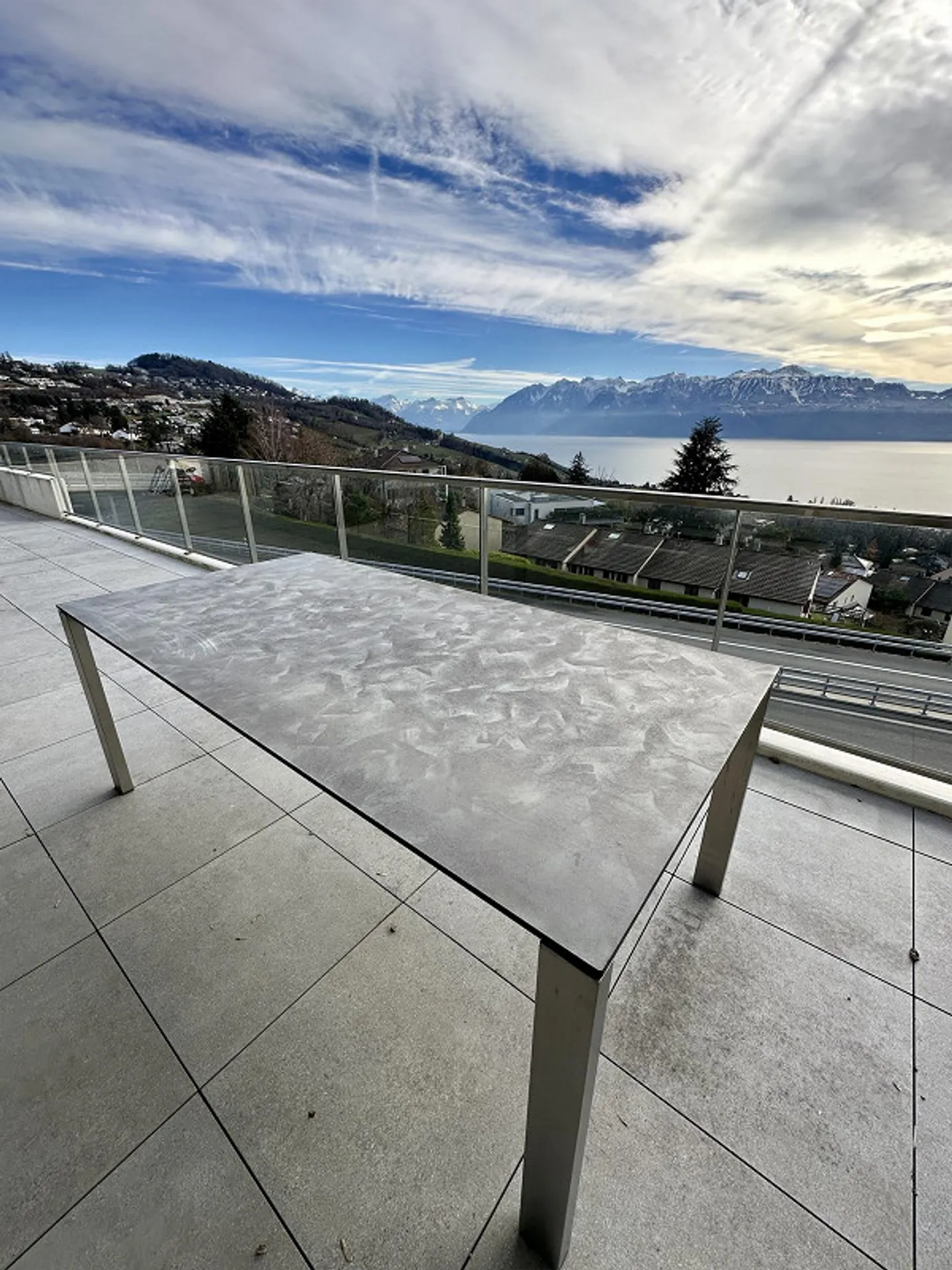 Modernes 4,5-Zimmer-Apartment mit atemberaubendem Seeblick – 3’8 - Foto 2 von 12