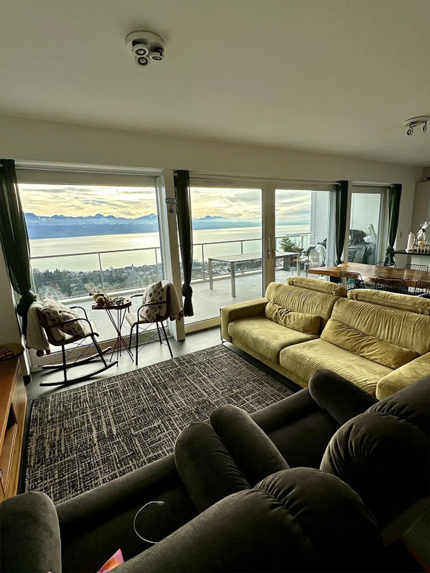 Modernes 4,5-Zimmer-Apartment mit atemberaubendem Seeblick – 3’8 - Foto 4 von 12