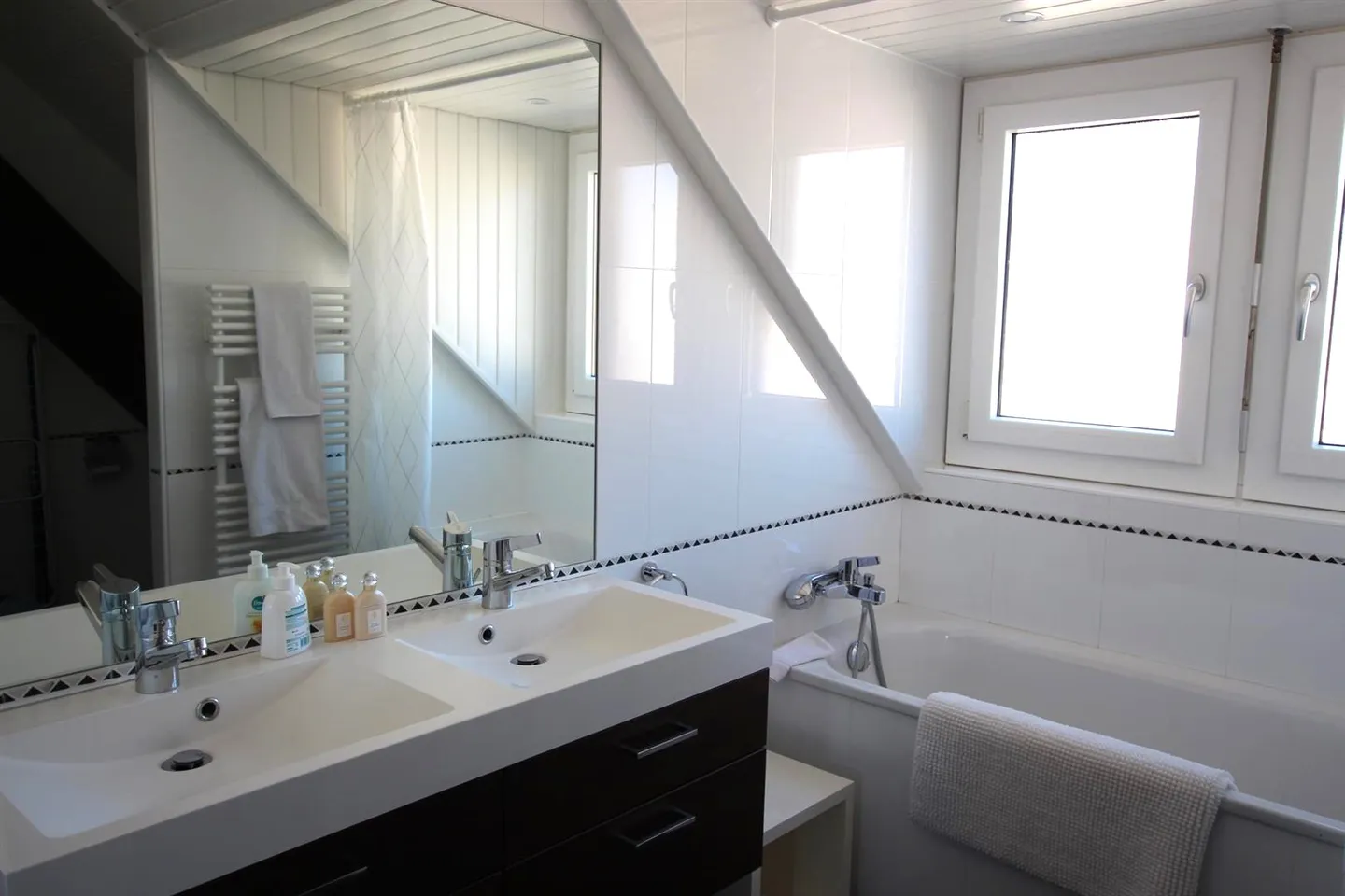 Attique Charmant avec Vue sur Genève - Photo 5 sur 9