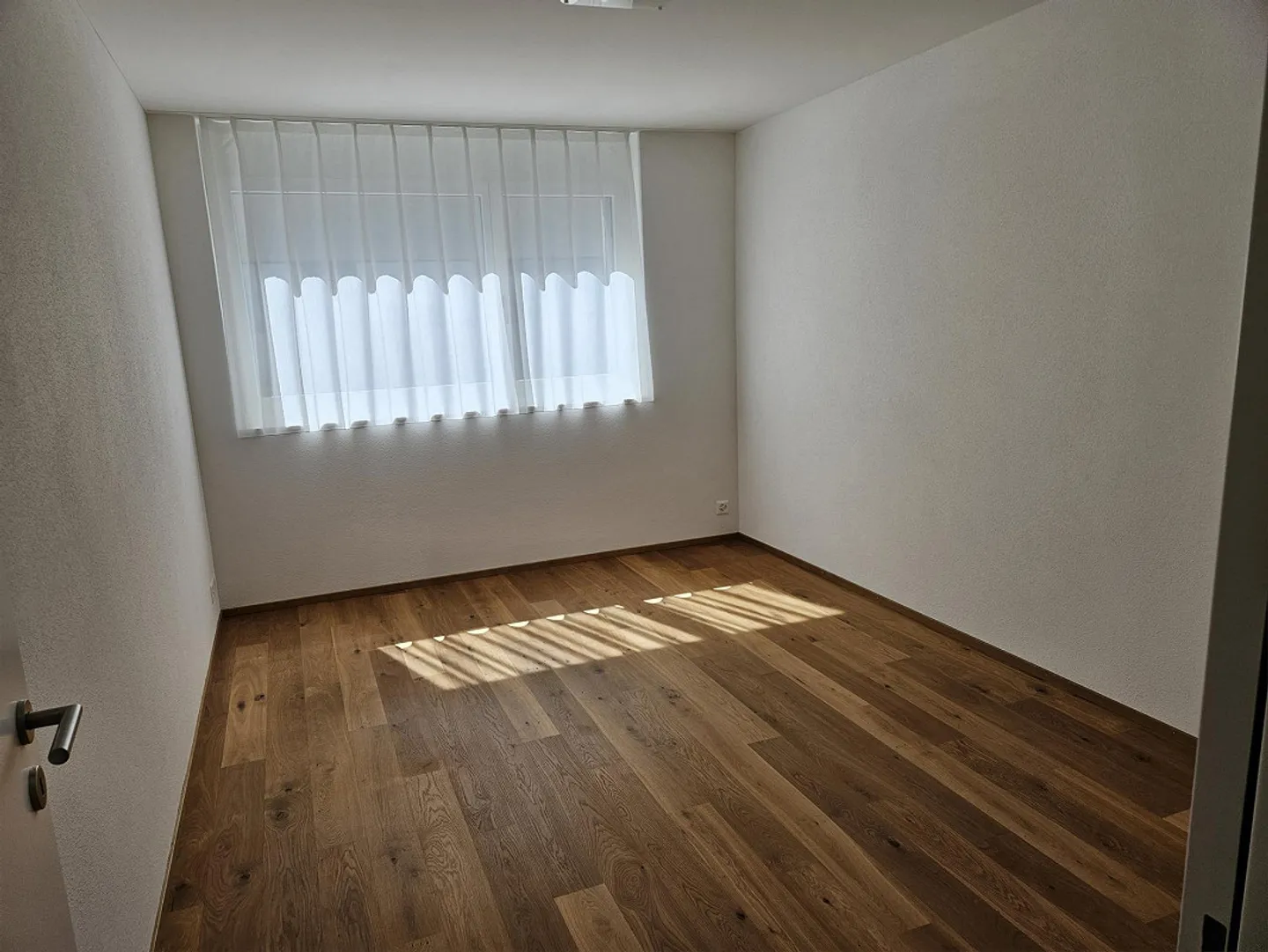 Appartement attrayant de 4,5 pièces directement à la gare d'Arth-Goldau et au parc animalier - Photo 3 sur 10