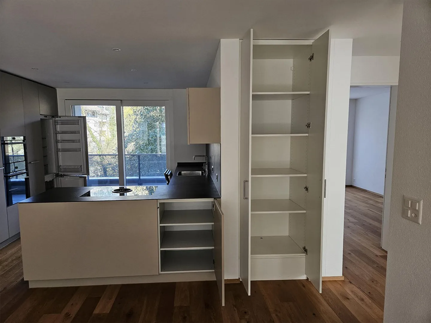 Appartement attrayant de 4,5 pièces directement à la gare d'Arth-Goldau et au parc animalier - Photo 8 sur 10