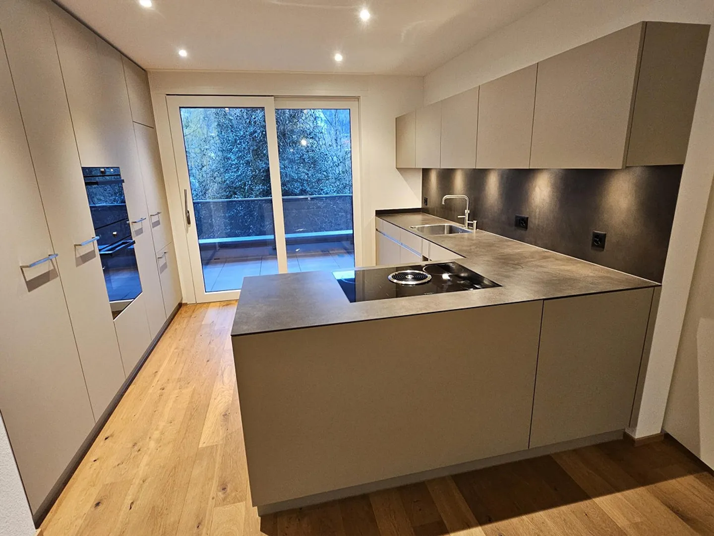 Appartement attrayant de 4,5 pièces directement à la gare d'Arth-Goldau et au parc animalier - Photo 1 sur 10