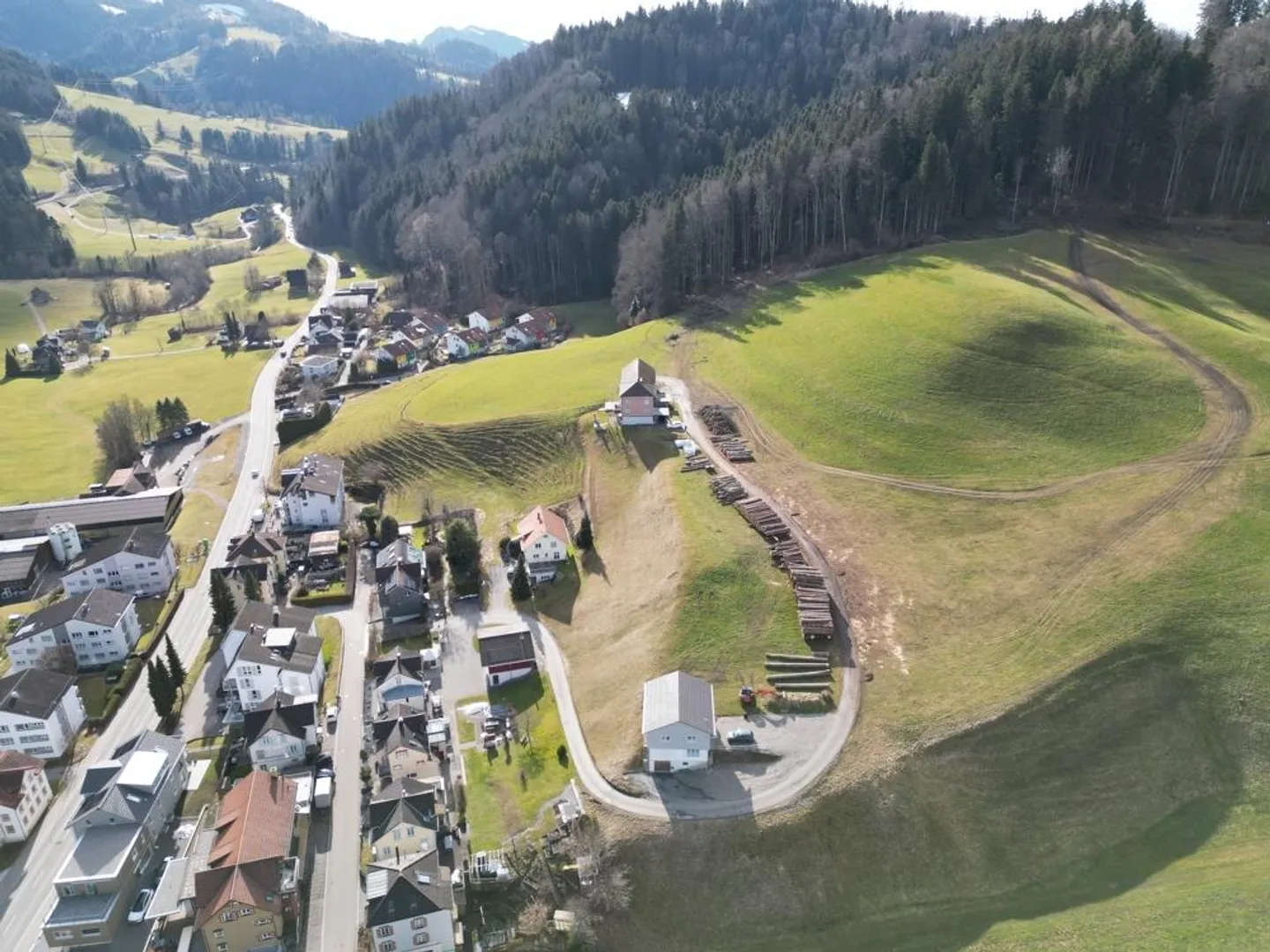 Terrain à bâtir dans un quartier résidentiel ensoleillé et dégagé avec un grand potentiel - Photo 2 sur 7