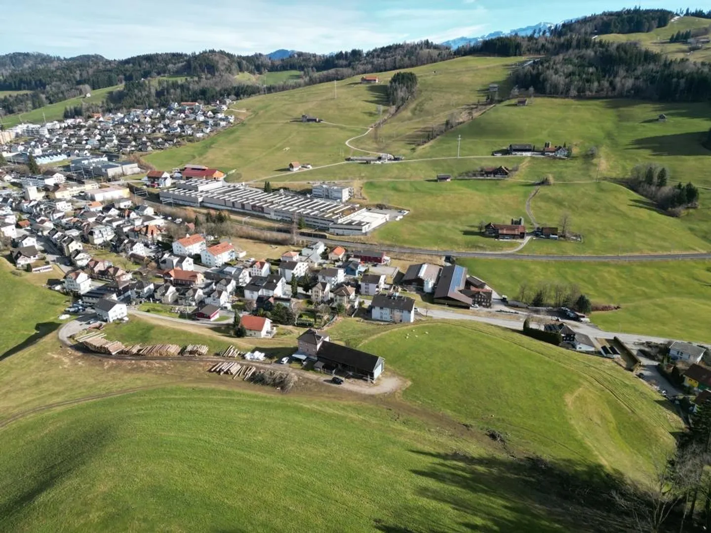 Terrain à bâtir dans un quartier résidentiel ensoleillé et dégagé avec un grand potentiel - Photo 4 sur 7