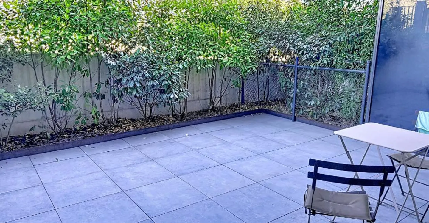Cozy Studio with Terrace - Photo 2 of 11