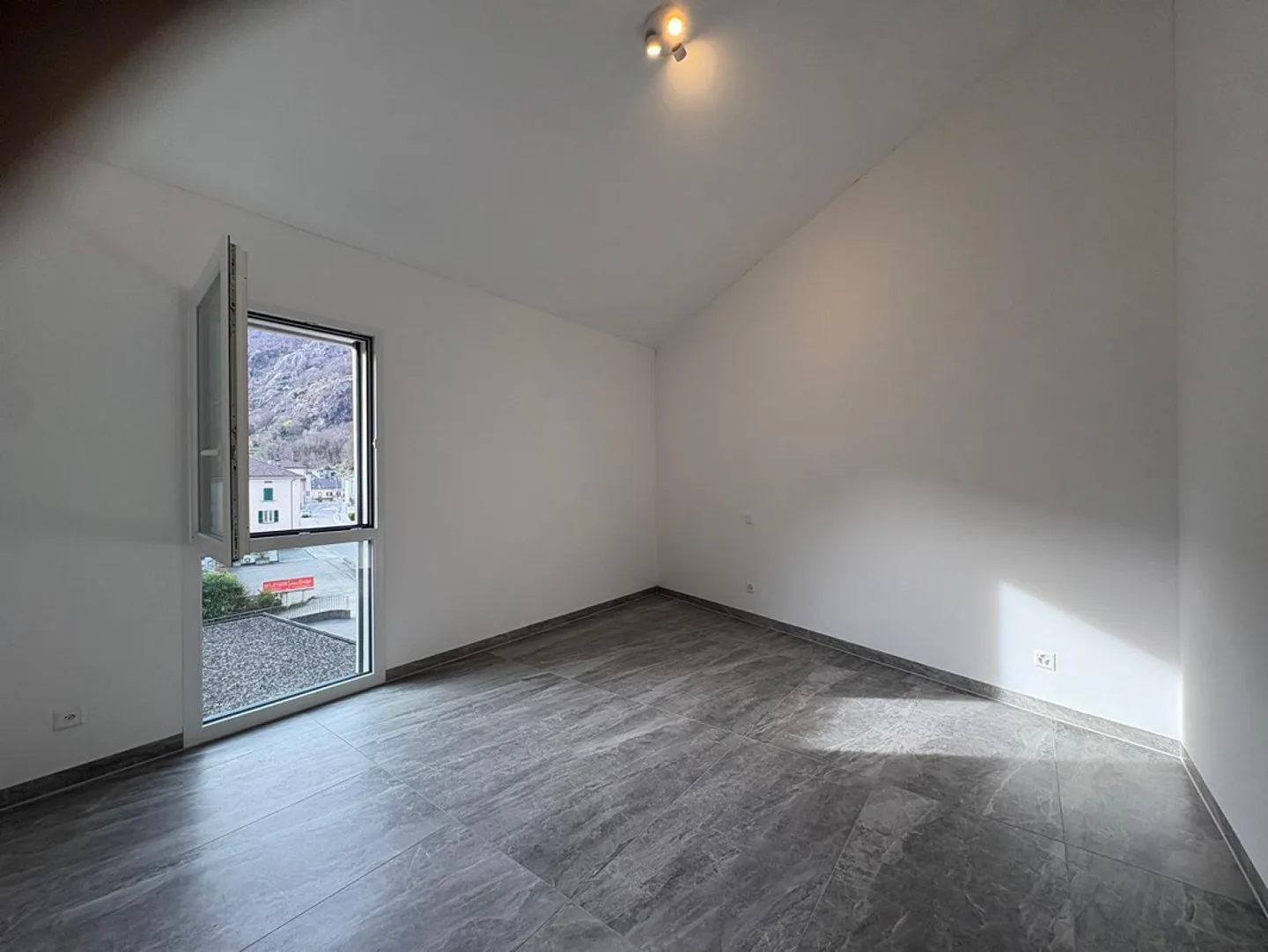 2 1/2-Room Penthouse Apartment - Photo 5 of 25