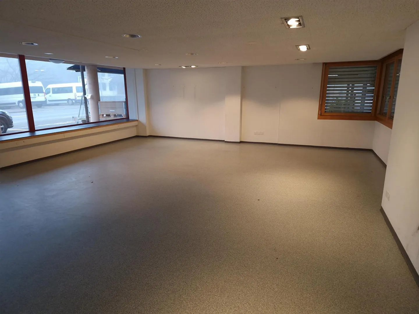 Commercial space in residential and commercial building - Photo 2 of 6