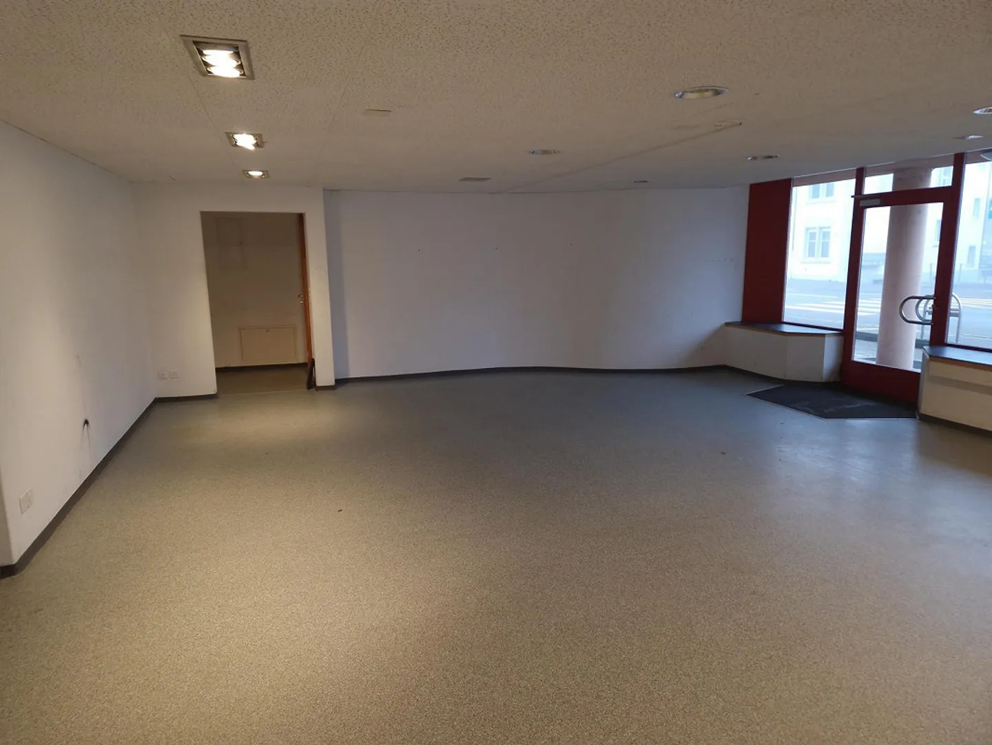 Commercial space in residential and commercial building - Photo 3 of 6