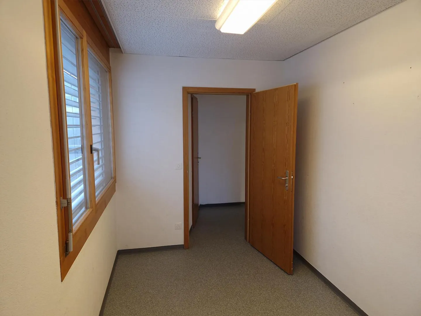 Commercial space in residential and commercial building - Photo 4 of 6