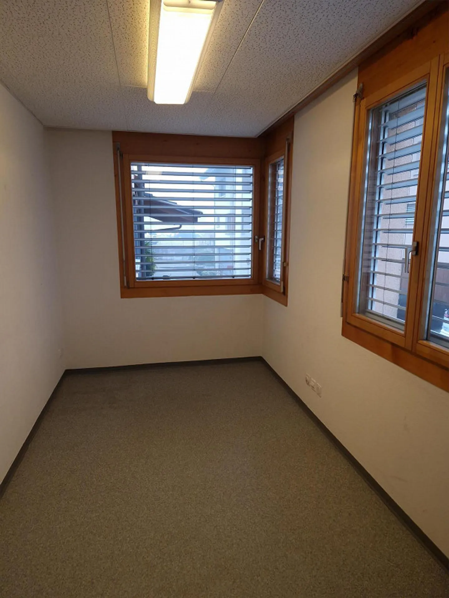 Commercial space in residential and commercial building - Photo 5 of 6