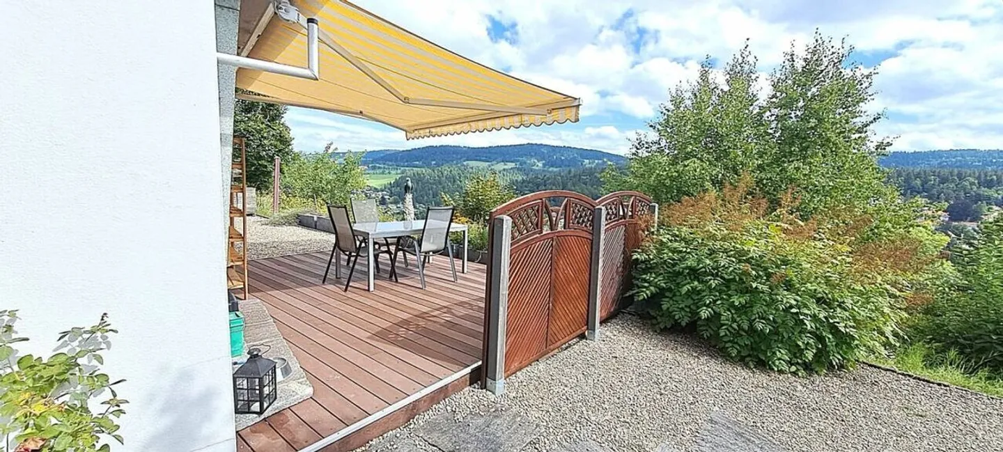 Bell'appartamento di 3 stanze in una villa con terrazza a Locle - Foto 2 di 12