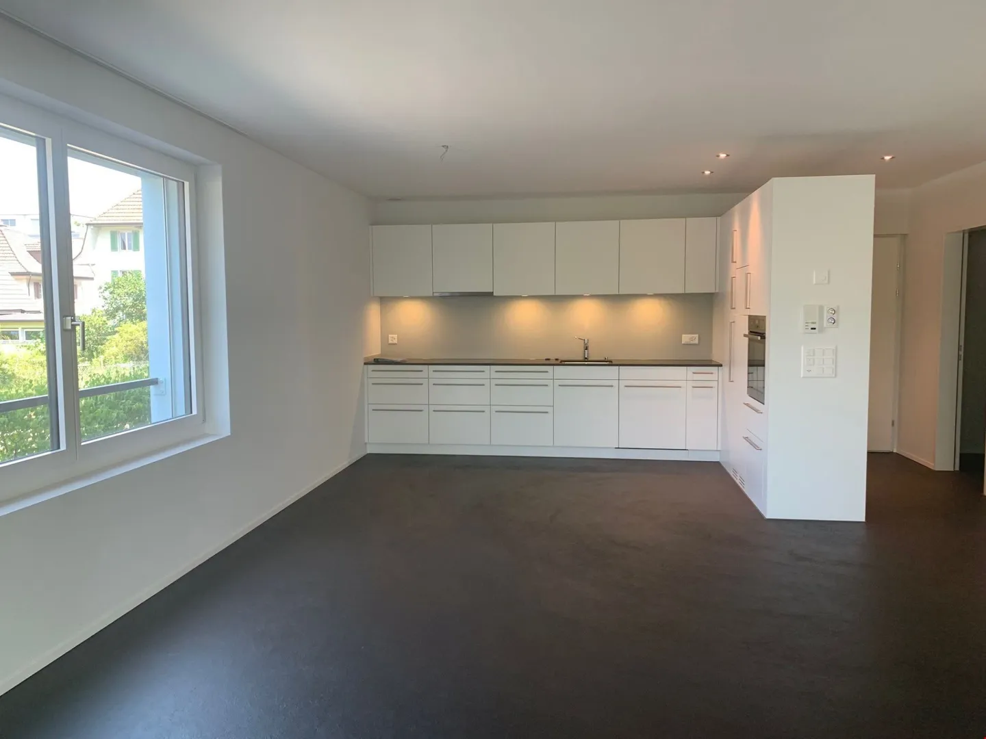 Appartement moderne de 2,5 pièces en plein centre-ville et pourtant dans la verdure - Photo 1 sur 7