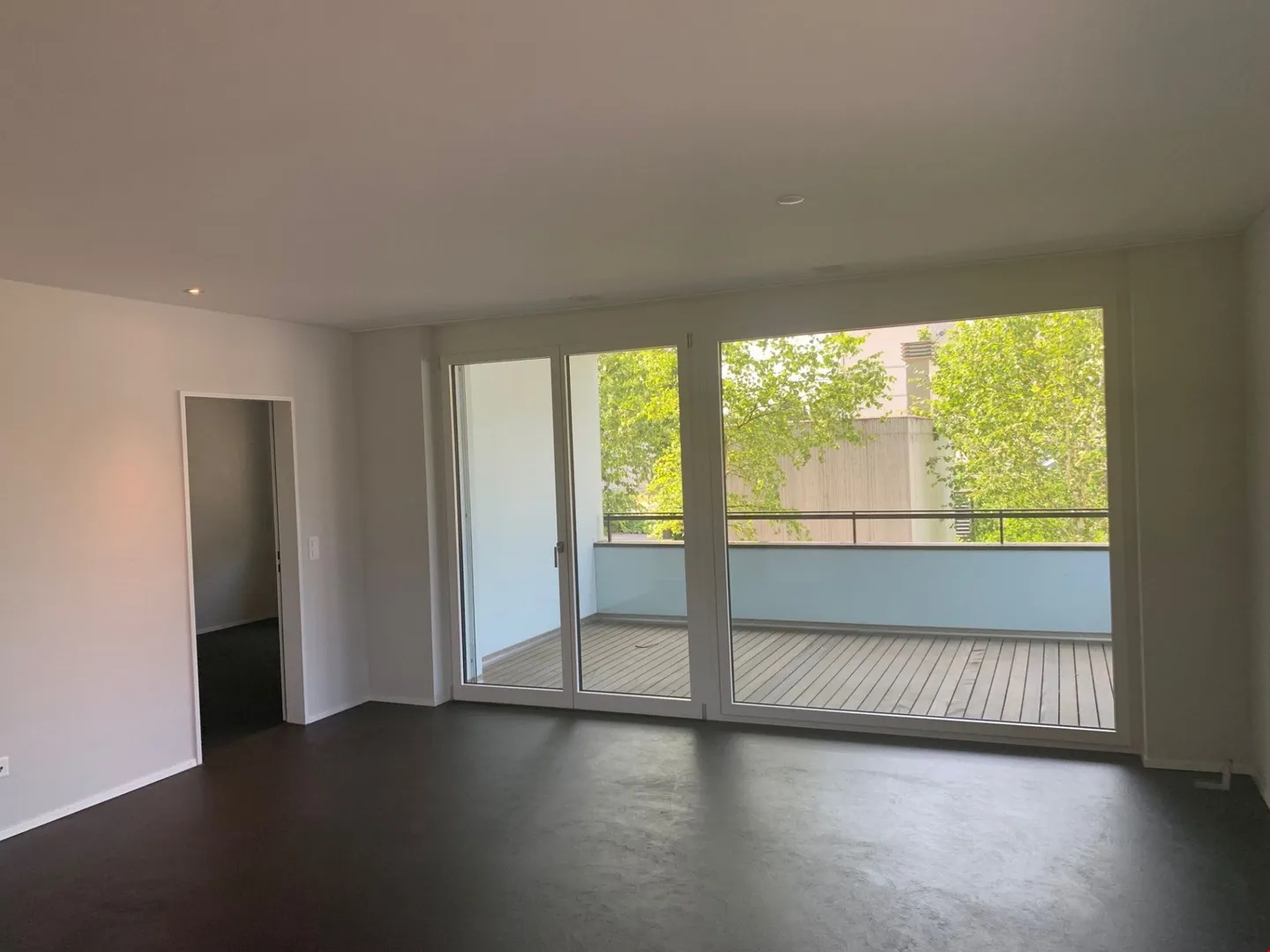 Appartement moderne de 2,5 pièces en plein centre-ville et pourtant dans la verdure - Photo 2 sur 7