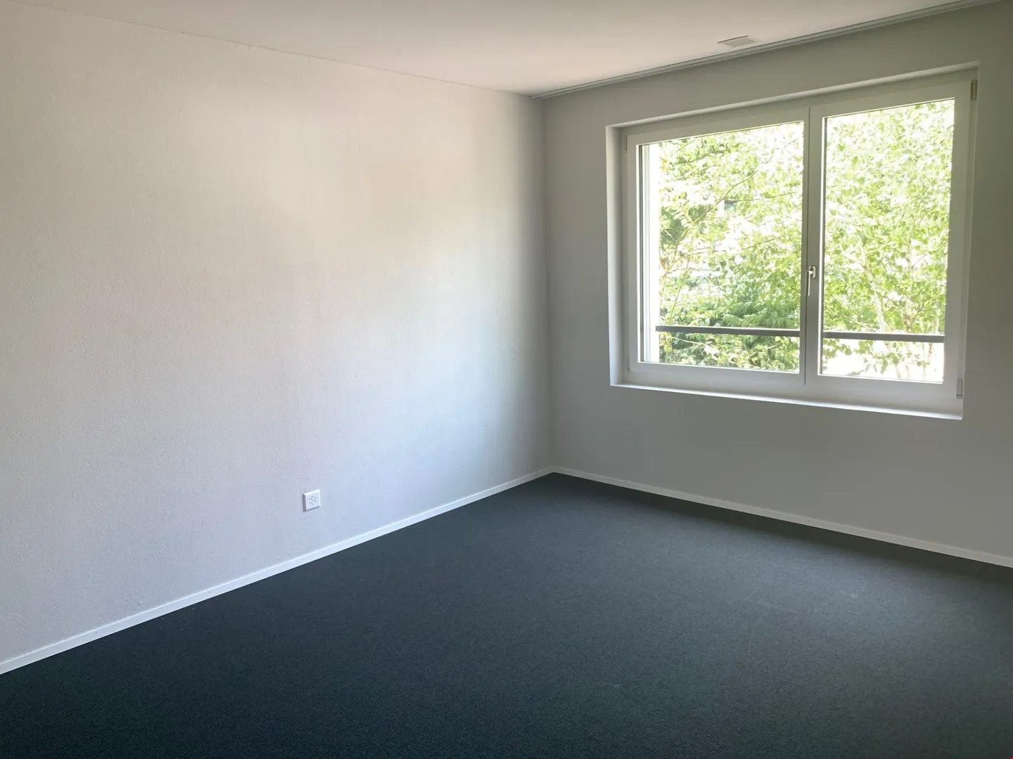 Appartement moderne de 2,5 pièces en plein centre-ville et pourtant dans la verdure - Photo 3 sur 7