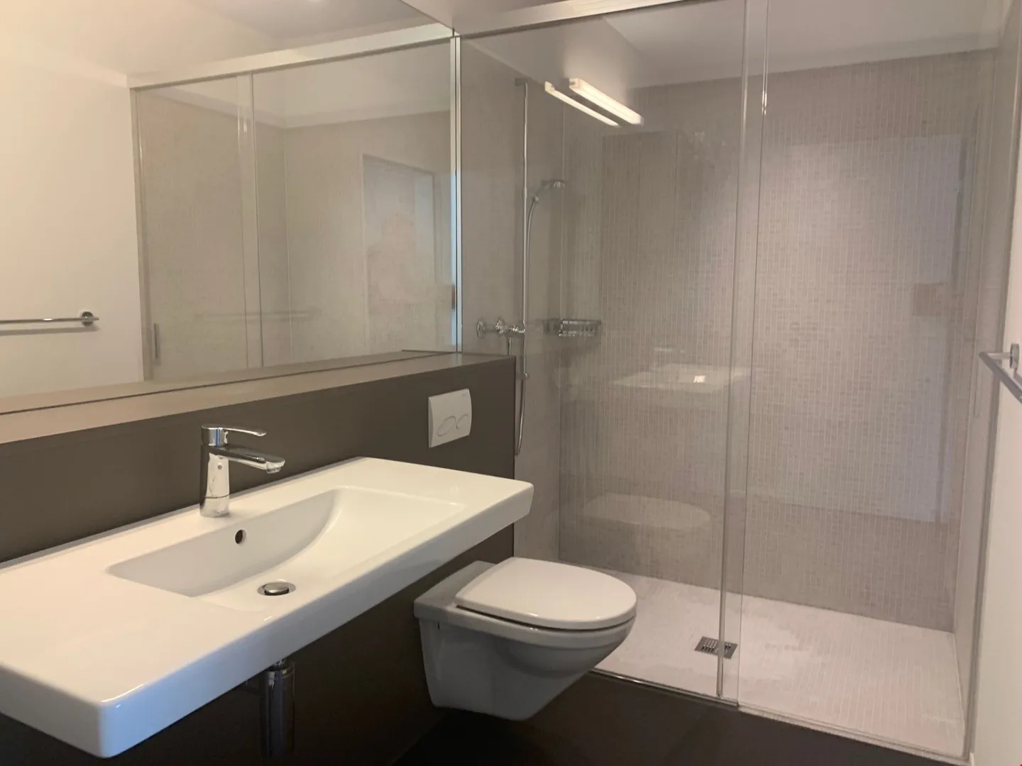 Appartement moderne de 2,5 pièces en plein centre-ville et pourtant dans la verdure - Photo 4 sur 7