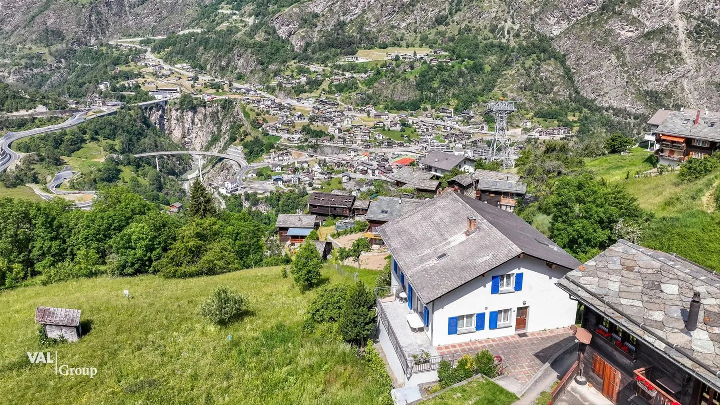 Ruhiges Wohnen in malerischer Umgebung mit traumhaftem Weitblick - Foto 1 von 13