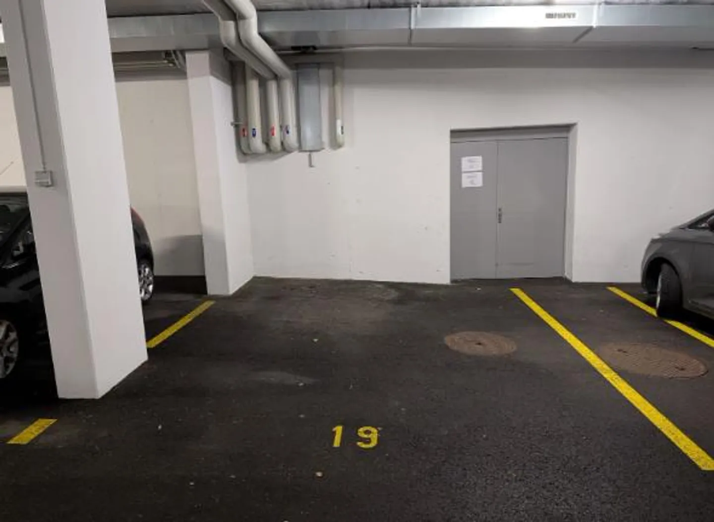 Place de parking extra large - Photo 1 sur 1