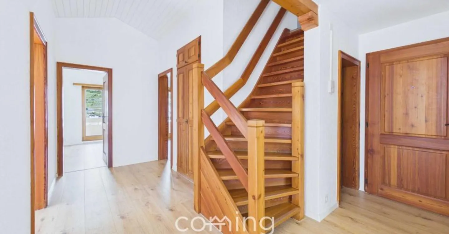 Living with a View - Spacious 6-Room Duplex Apartment in Susten - Photo 8 of 12