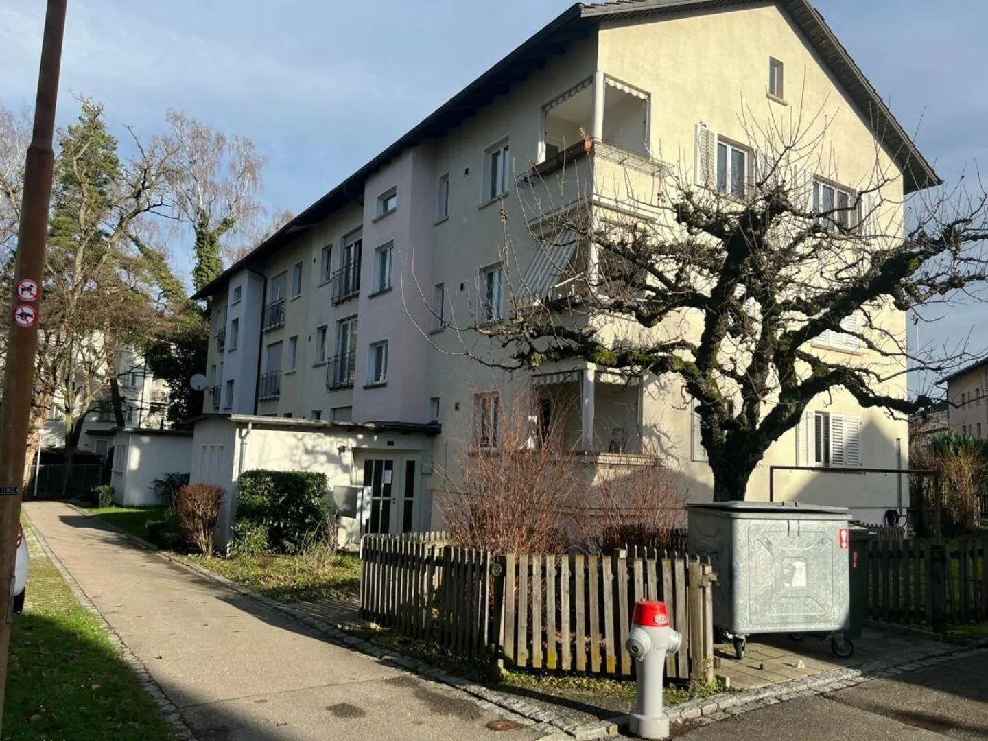 Appartamento affascinante con 3 camere vicino alla stazione di Dübendorf - Foto 1 di 6