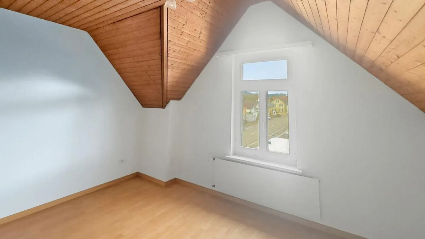 Charming 3-room attic apartment in a central location in Schwarzenbach for rent - Photo 2 of 10