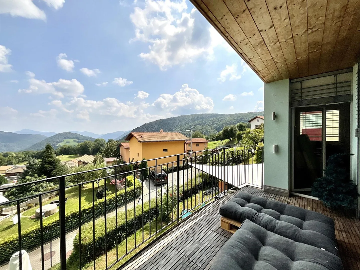 10 MINUTES FROM CASLANO - BEAUTIFUL HOUSE FOR SALE IN THE GREEN - Photo 1 of 13