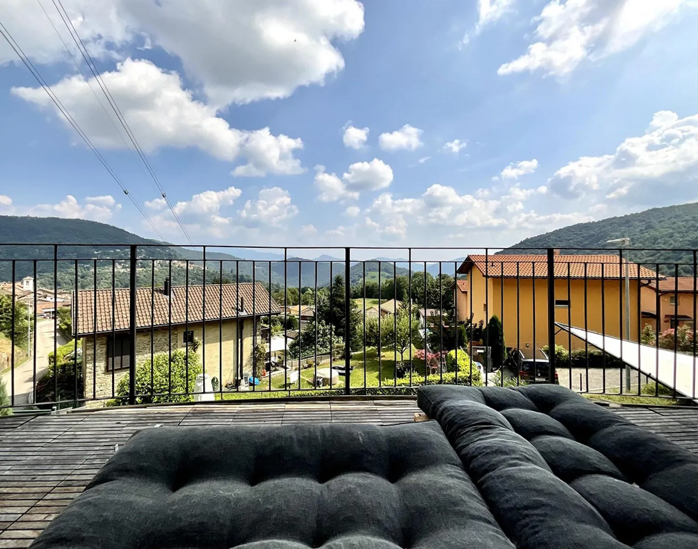 10 MINUTES FROM CASLANO - BEAUTIFUL HOUSE FOR SALE IN THE GREEN - Photo 2 of 13