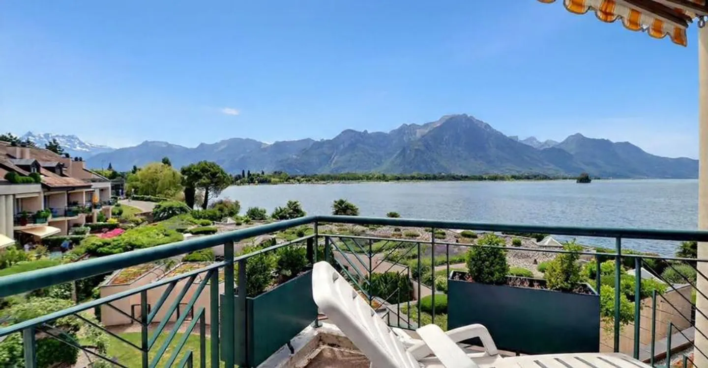 BEL APPARTAMENTO DI 4,5 LOCALI AL LAGO CON UNA BELLA VISTA PANORAMICA - Foto 1 di 12