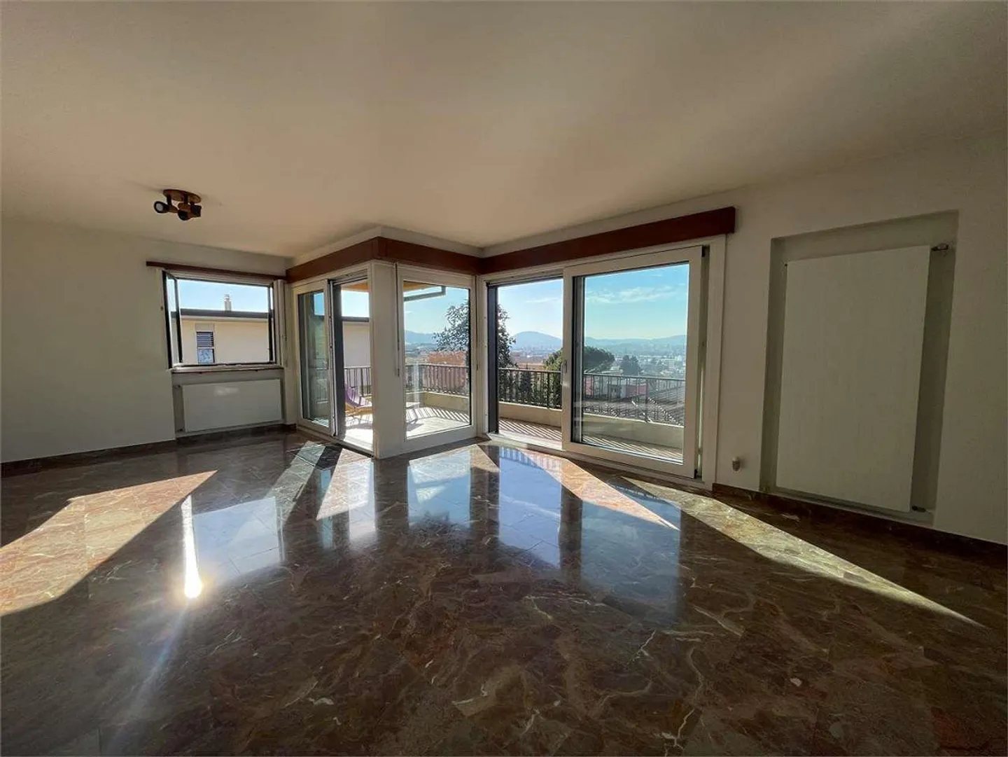 Maison de campagne exclusive - 8 pièces, vue panoramique et grand jardin - Photo 5 sur 12