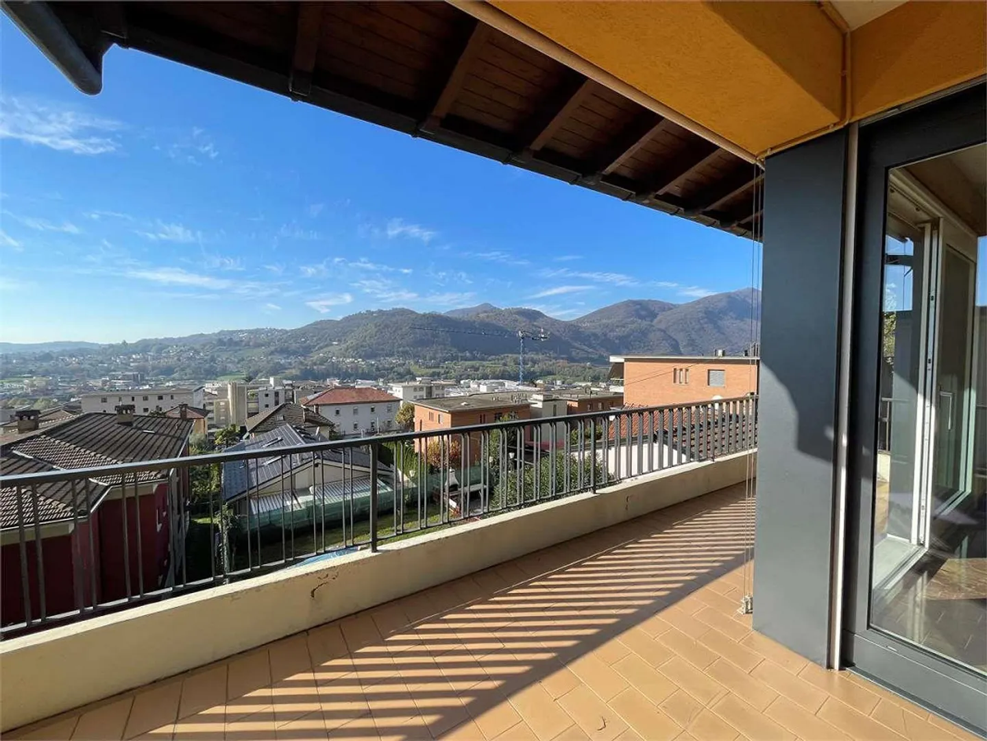Maison de campagne exclusive - 8 pièces, vue panoramique et grand jardin - Photo 6 sur 12