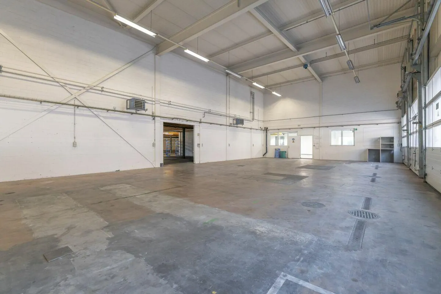 Attractive commercial property in an ideal location - Photo 2 of 12