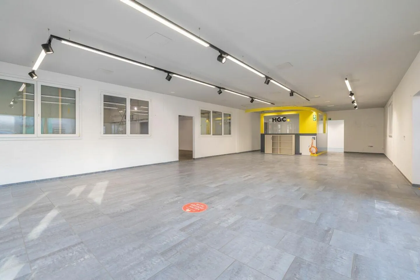 Attractive commercial property in an ideal location - Photo 4 of 12