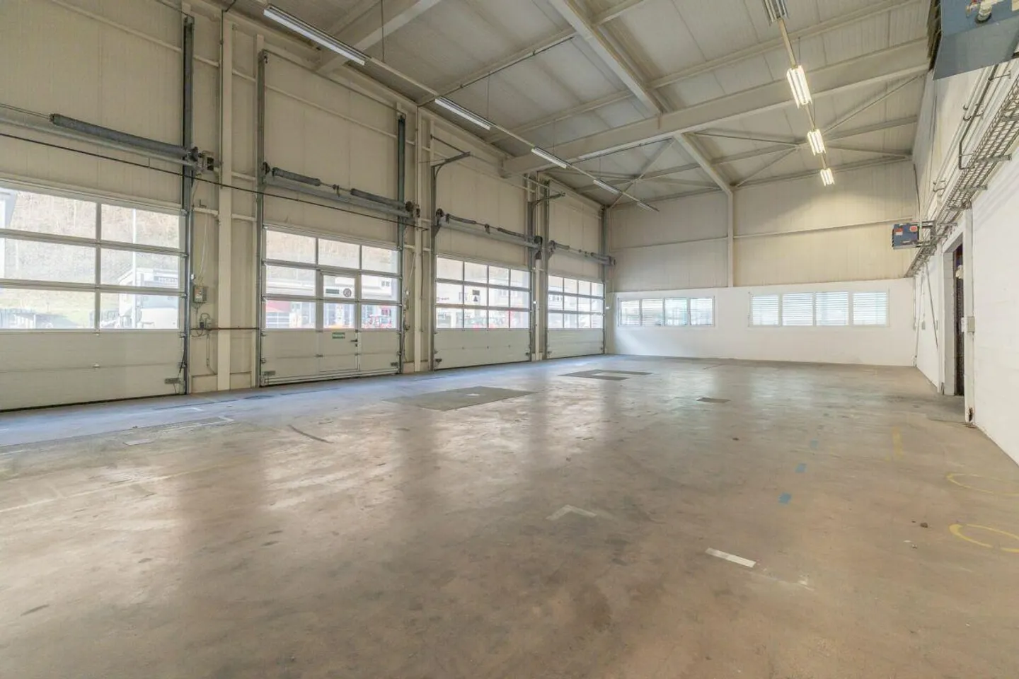 Attractive commercial property in an ideal location - Photo 3 of 12