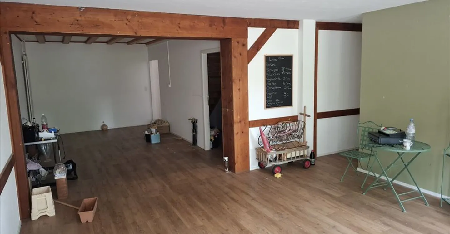 Mixed-use building for rent - Photo 1 of 11