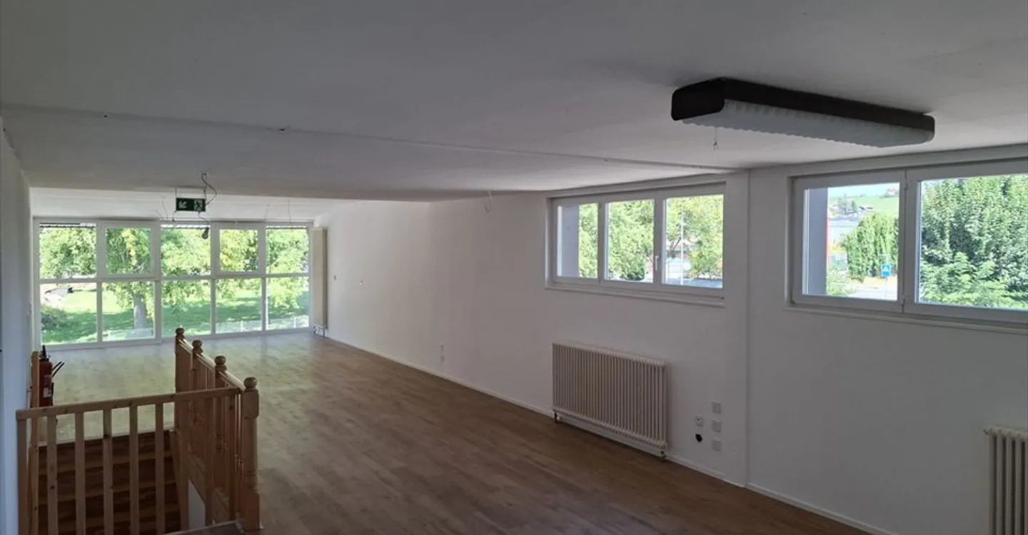 Mixed-use building for rent - Photo 2 of 11